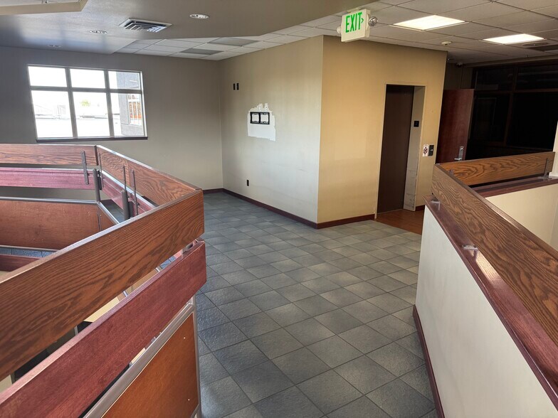 More Photos Of 2720 Commercial St, Salem Office For Sale