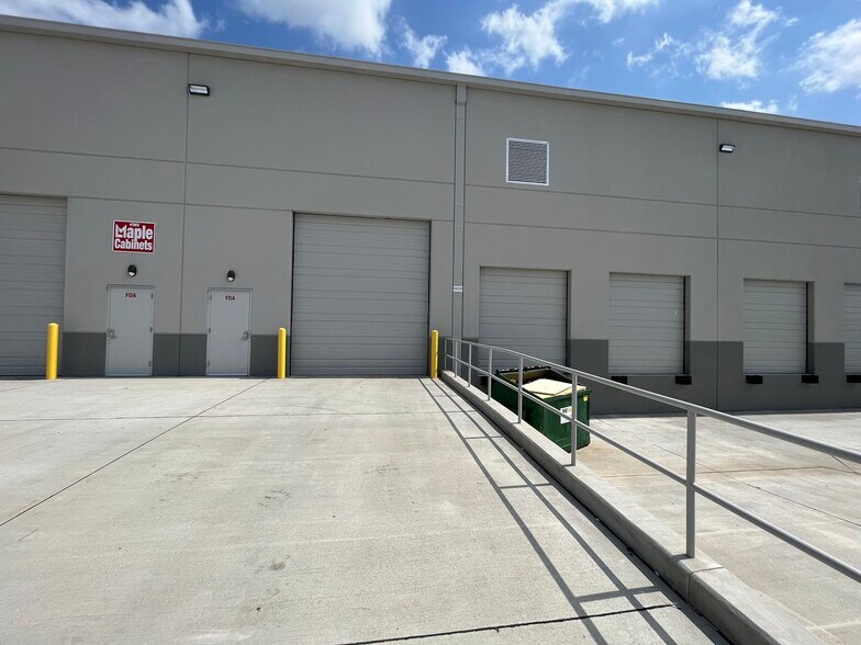 More Photos Of 4157 Clay Commerce Dr, Katy Warehouse For Lease