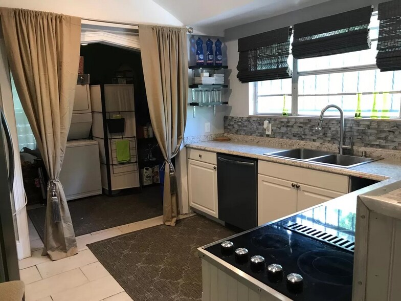 More Photos Of 1113 NW 5th Ave, Gainesville Specialty For Sale