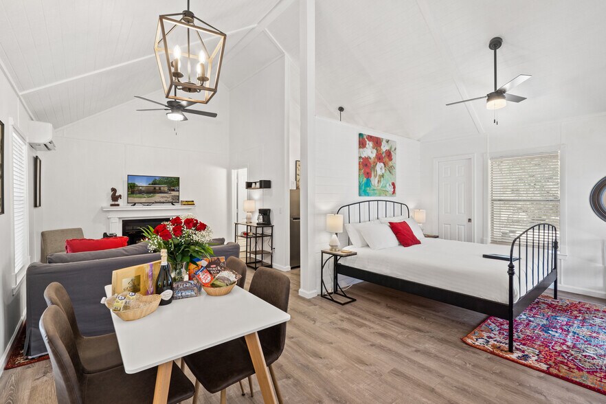 More Photos Of 104 Scudder Ln, Wimberley Hotel For Sale