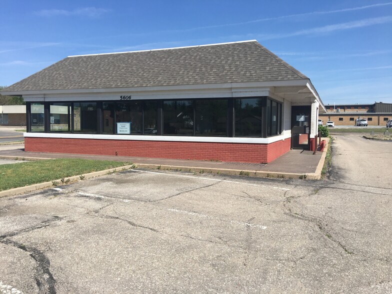 Primary Photo Of 5606 E Central Ave, Wichita Fast Food For Sale