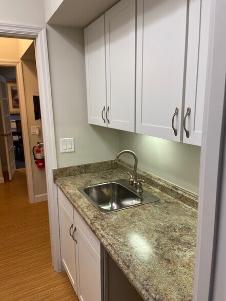 More Photos Of 321 Nokomis Ave S, Venice Medical For Lease