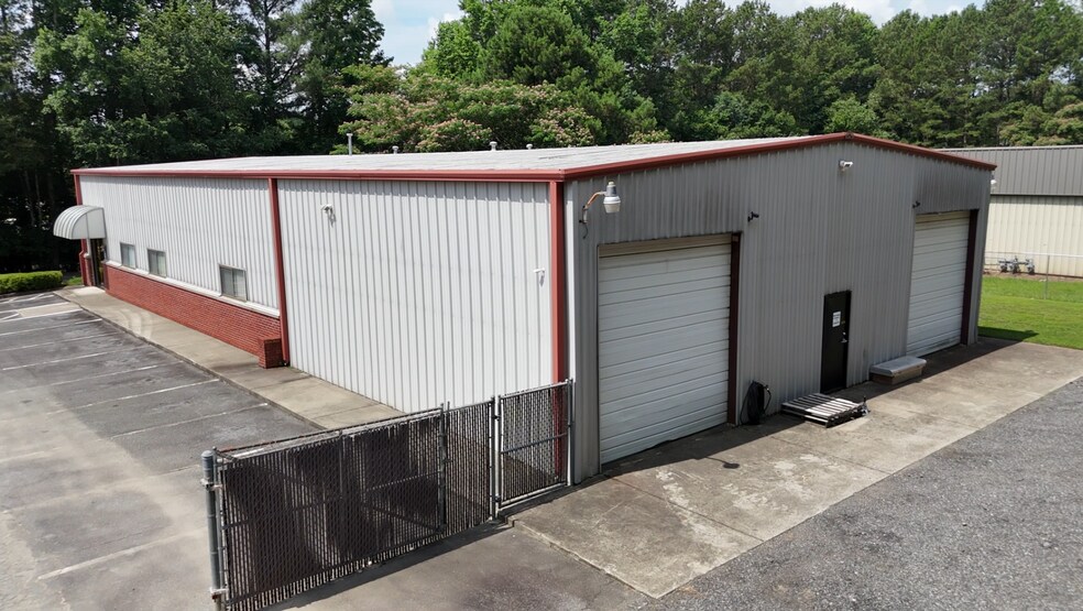 More Photos Of 8270 Industrial Pl, Alpharetta Distribution For Lease