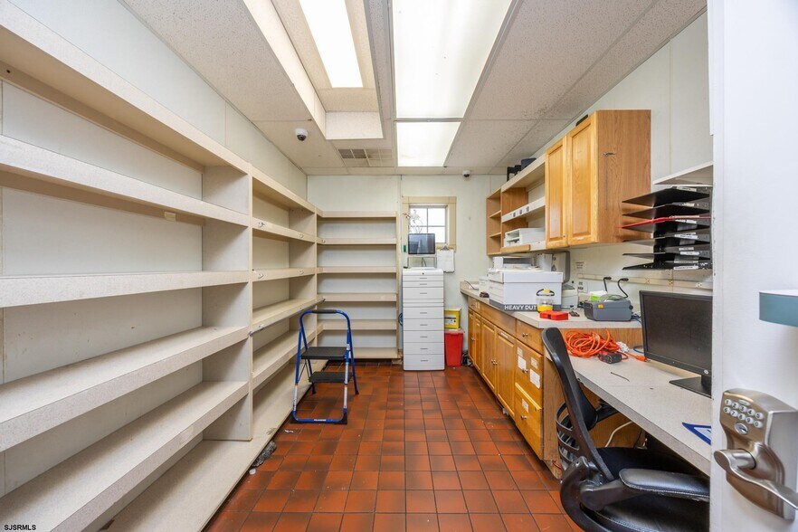 More Photos Of 535 Maple Ave, Linwood Veterinarian Kennel For Lease