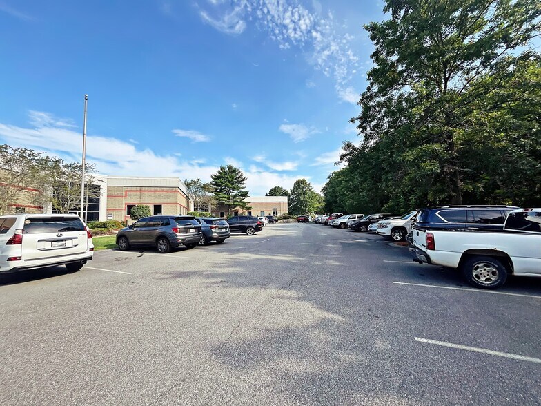 More Photos Of 100 Weymouth St, Rockland Warehouse For Lease