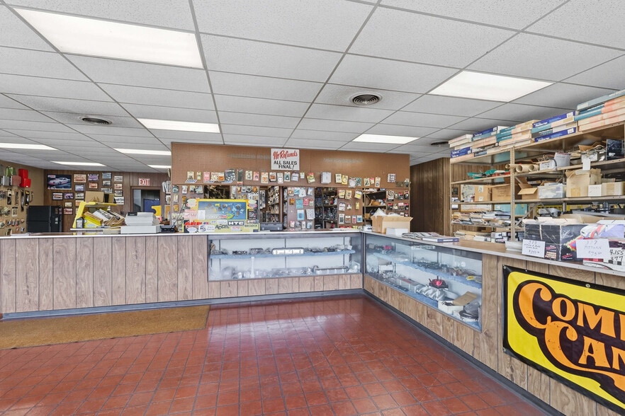 More Photos Of 3006 Avenue of the Cities, Moline Flex For Sale