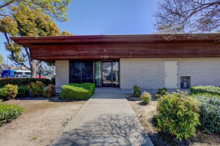 More Photos Of 3199 M St, Merced Office For Lease
