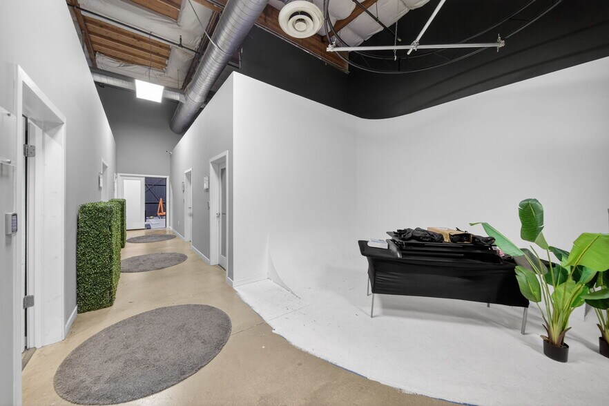 More Photos Of 20938 Osborne St, Canoga Park Warehouse For Sale