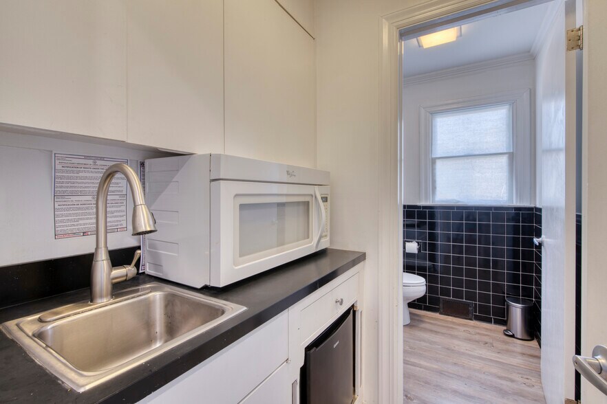 More Photos Of 315 Meeting House Ln, Southampton Medical For Sale