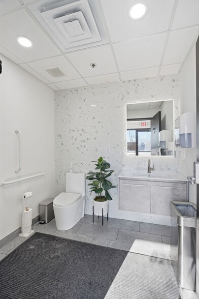 More Photos Of 8201 NE Hickory St, Minneapolis Truck Terminal For Sale
