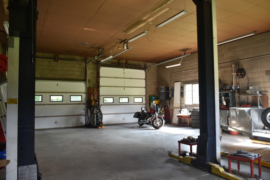 More Photos Of 4592 S Delaware Dr, Easton Auto Repair For Sale