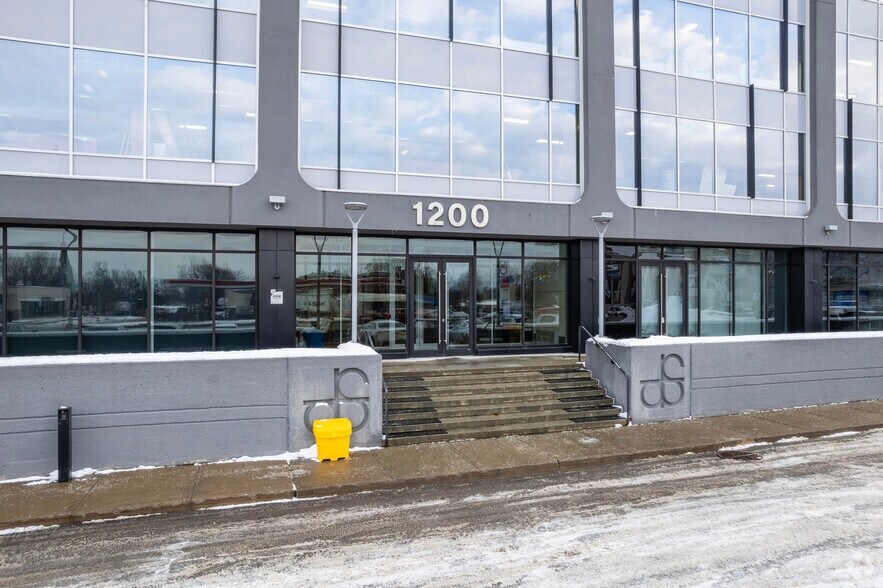 More Photos Of 1200 Boul Saint-Martin O, Laval Office Residential For Lease
