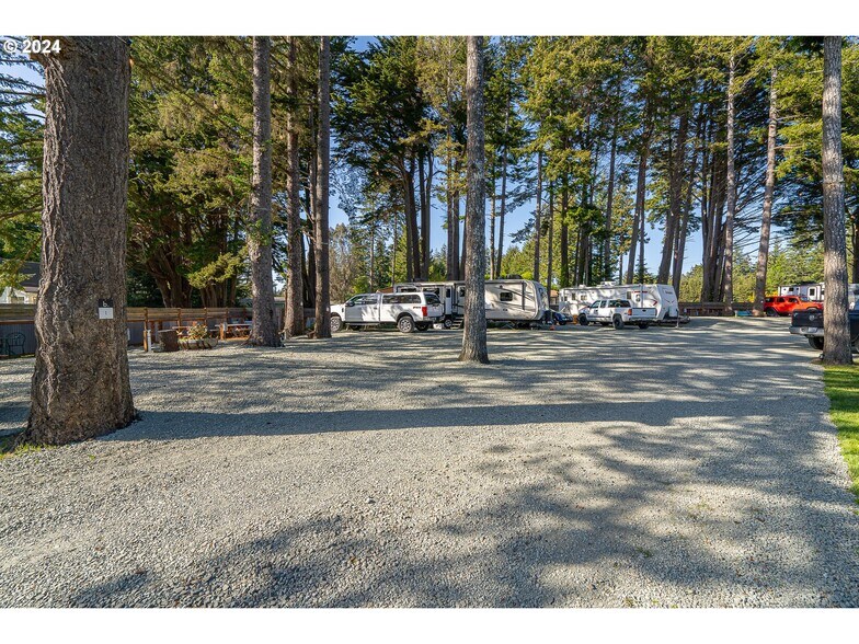 More Photos Of 1175 2nd St SE, Bandon Hotel For Sale