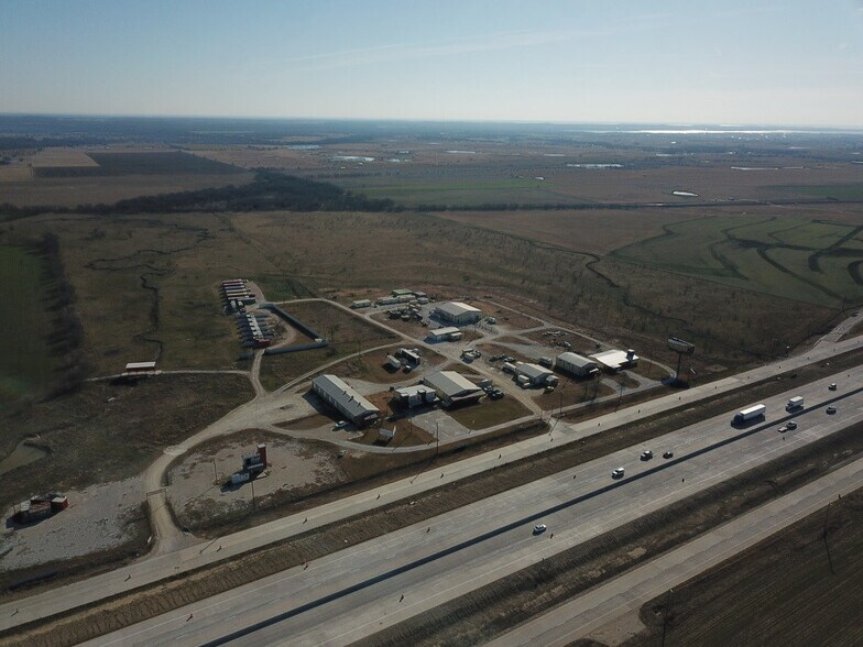 More Photos Of 6549 Interstate 35, Valley View Unknown For Lease