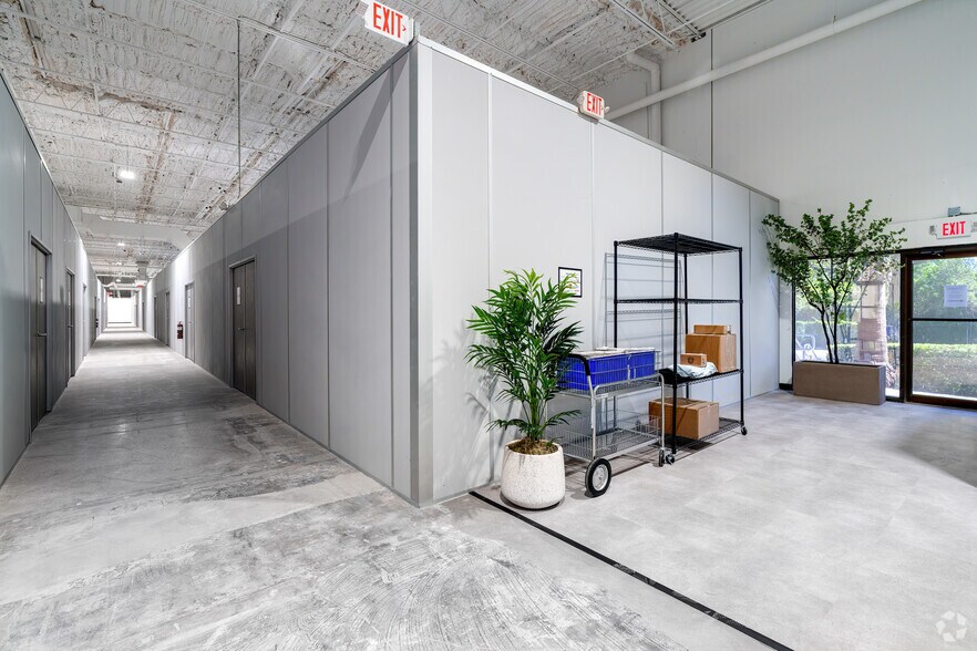 More Photos Of 4121 34th St, Orlando Warehouse For Lease