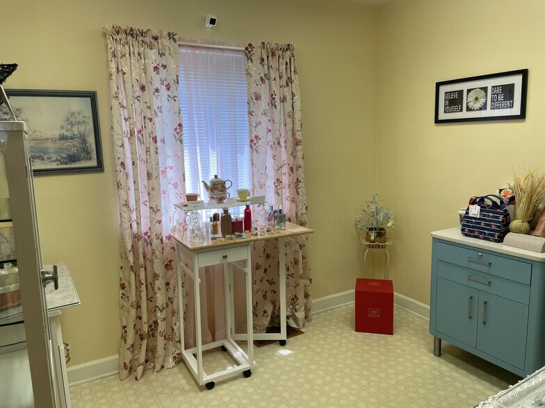 More Photos Of 28 Fairwood Dr, Irwin Medical For Lease