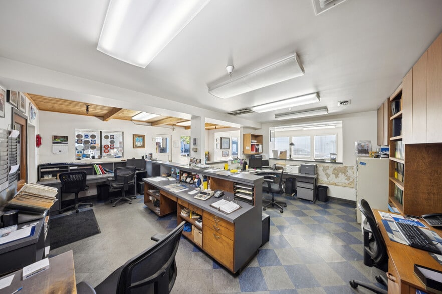 More Photos Of 25 Market St, San Rafael Service For Sale