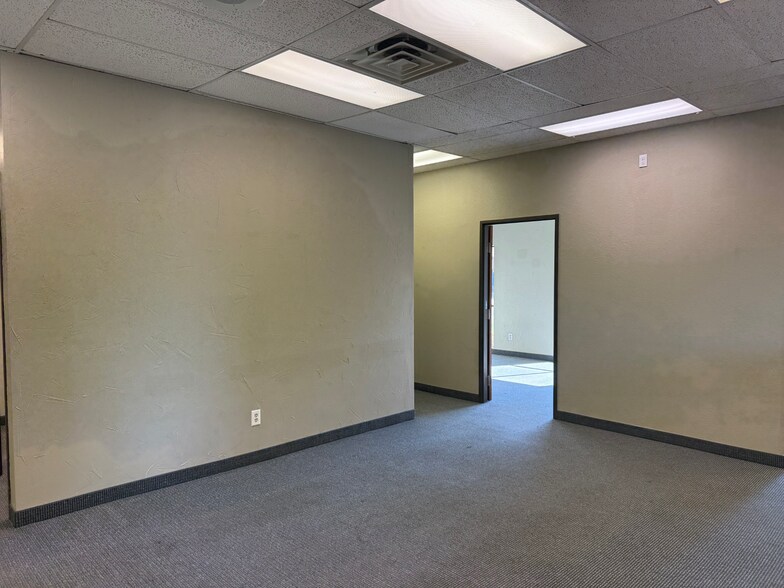 More Photos Of 6448-6450 Broadway, Garland Office For Sale