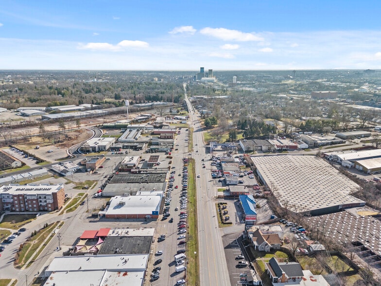 More Photos Of 1415-1419 Leestown Rd, Lexington General Retail For Sale