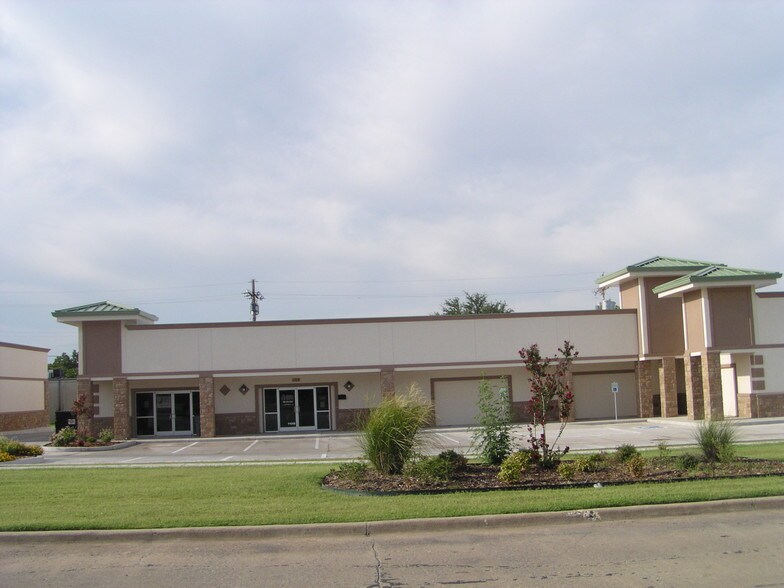 More Photos Of 1106-1108 SW B Ave, Lawton Storefront Retail Office For Lease