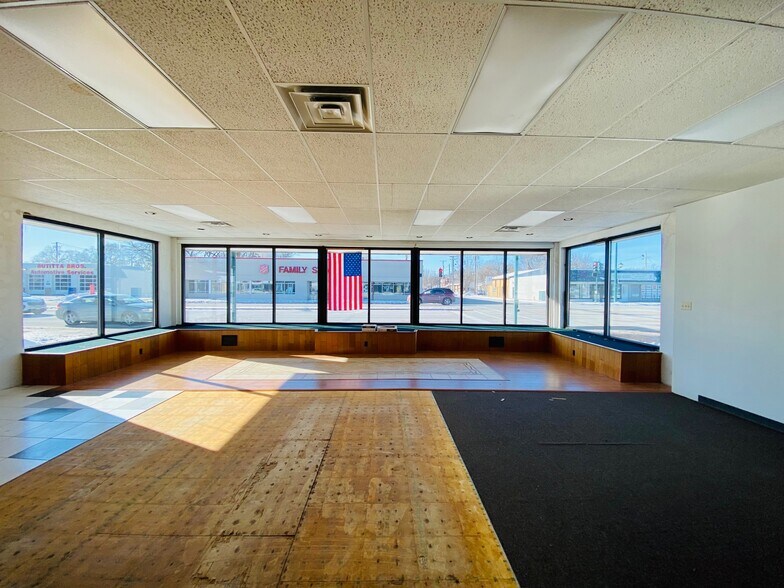 More Photos Of 5545 N 2nd St, Loves Park Freestanding For Lease