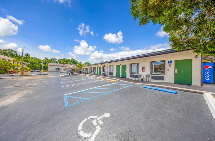More Photos Of 333 SE 1st Ave, Florida City Hotel For Sale