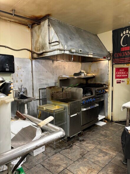 More Photos Of 3921 Edwards Rd, Cincinnati General Retail For Sale