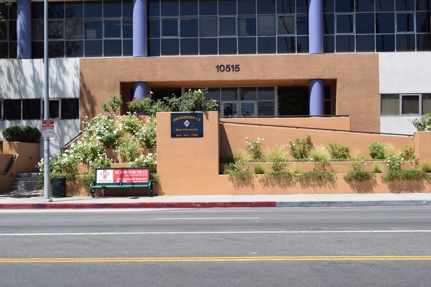 More Photos Of 10515 Balboa Blvd, Granada Hills Medical For Lease