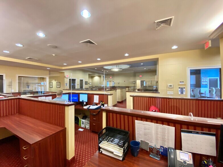 More Photos Of 25 Nassau Ln, Island Park Office For Sale