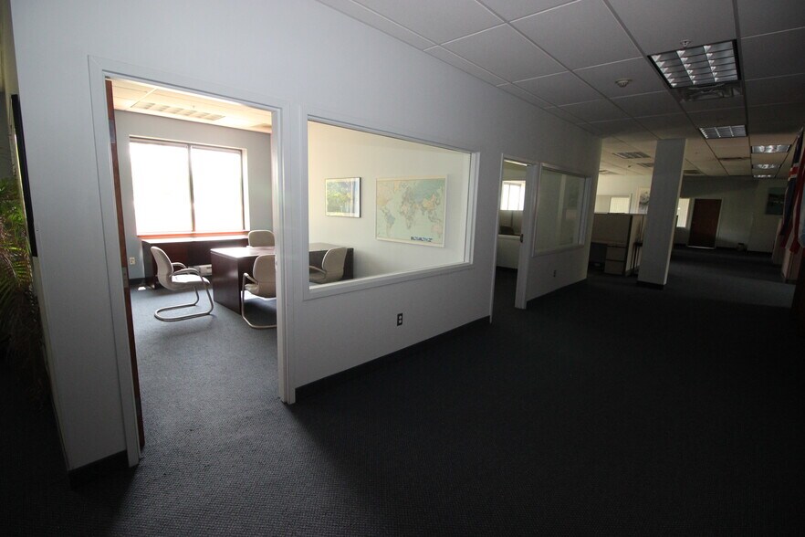 More Photos Of 455 Maryland Dr, Fort Washington Light Manufacturing For Sale