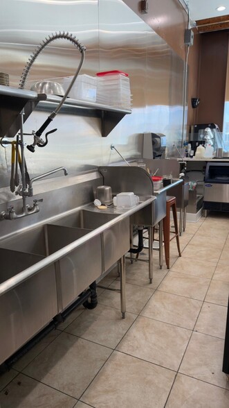 More Photos Of 5911-5913 Hollywood Blvd, Los Angeles Restaurant For Lease