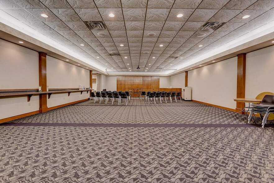 More Photos Of N28W23000 Roundy Dr, Pewaukee Office For Sale