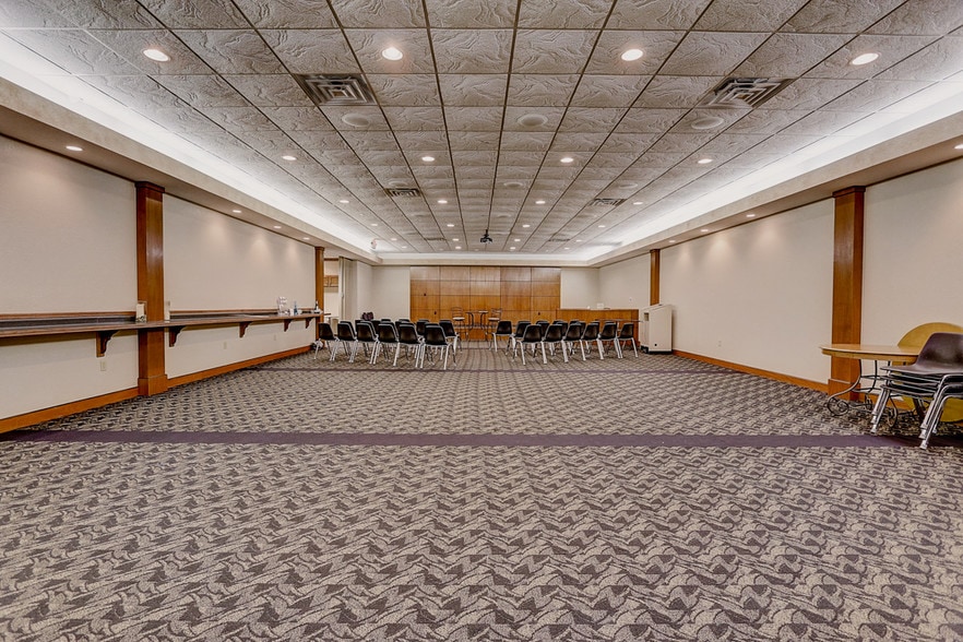 More Photos Of N28W23000 Roundy Dr, Pewaukee Office For Sale