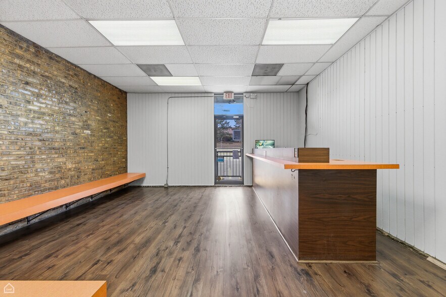 More Photos Of 8507 S Roberts Rd, Justice Veterinarian Kennel For Sale