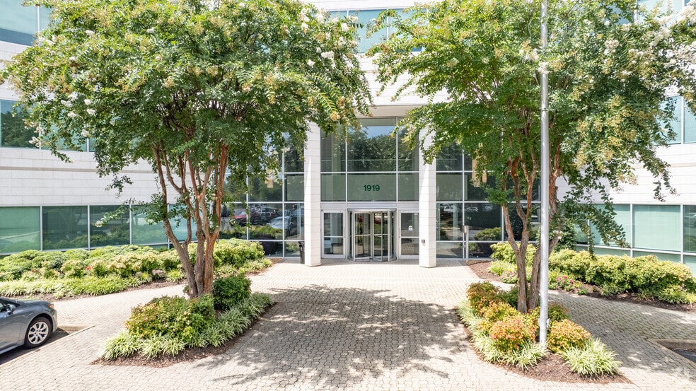 More Photos Of 1919 Commerce Dr, Hampton Office For Lease