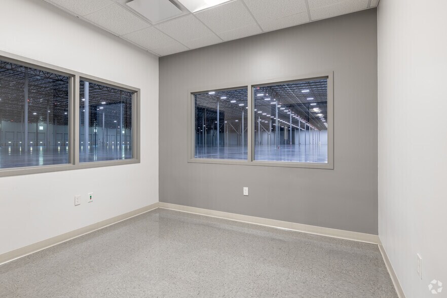 More Photos Of 198 Commercial Blvd, Blakeslee Warehouse For Lease