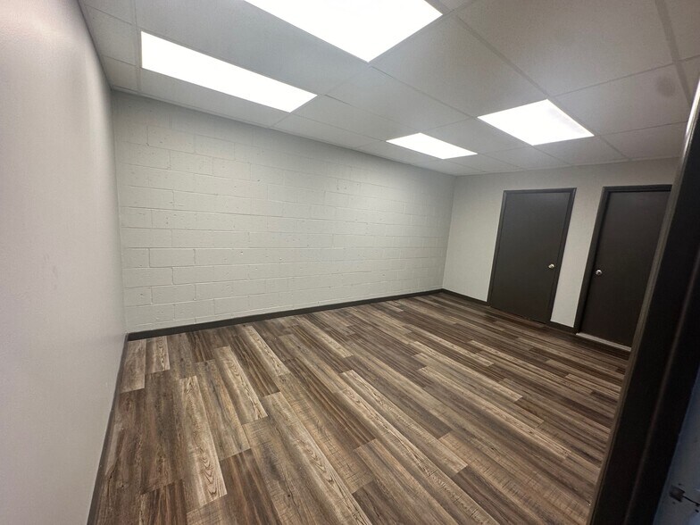 More Photos Of 2 Anco Dr, Deptford Warehouse For Lease