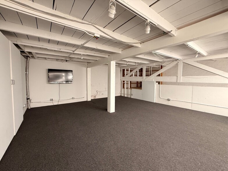 More Photos Of 200 Westminster Ave, Venice Office For Lease