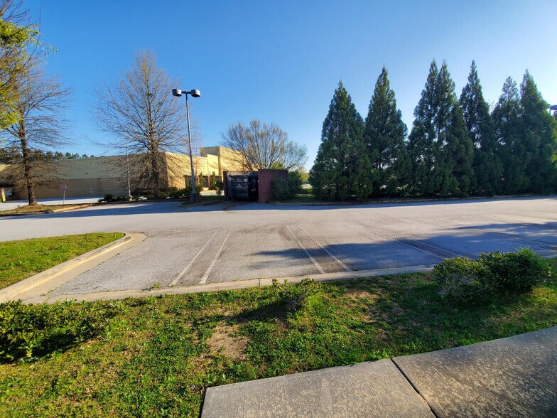More Photos Of 8052 Mall Pky, Lithonia Medical For Sale