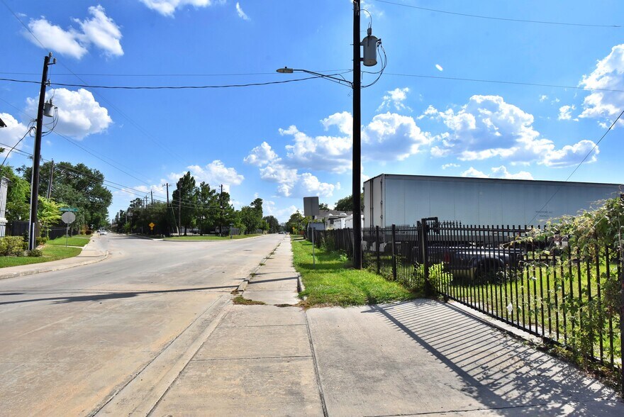 More Photos Of 1915 Sherwood Forest St, Houston Warehouse For Sale