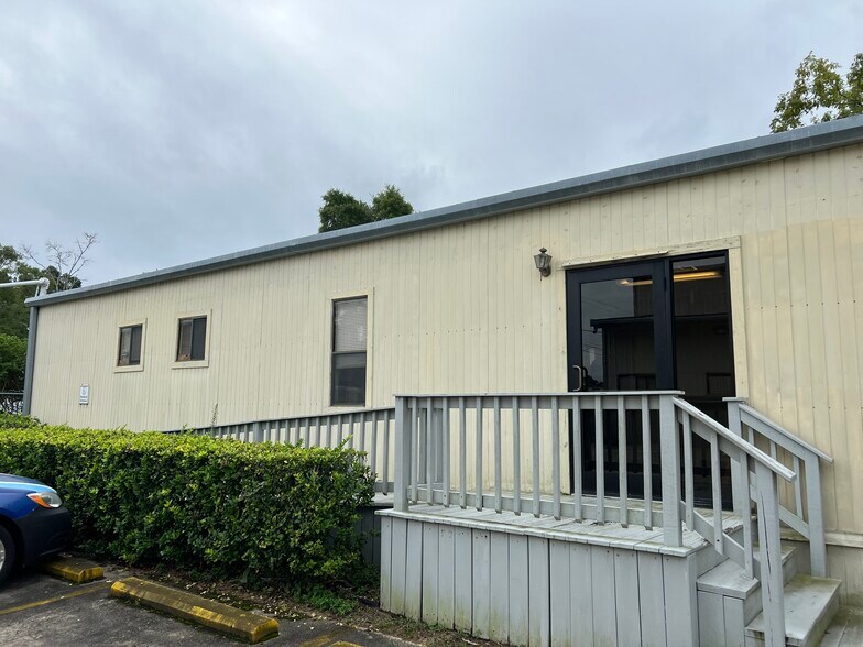 More Photos Of 735 N Fairfield Dr, Pensacola Industrial For Sale