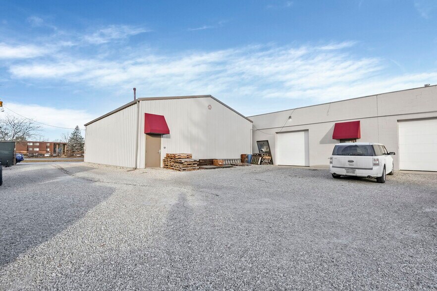 More Photos Of 187-189 W Johnstown Rd, Gahanna Warehouse For Lease