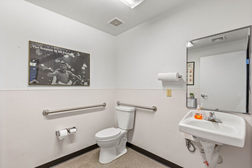 More Photos Of 4570 W Post Rd, Las Vegas Showroom For Lease