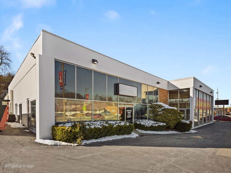 More Photos Of 211 S Milwaukee Ave, Libertyville General Retail For Sale