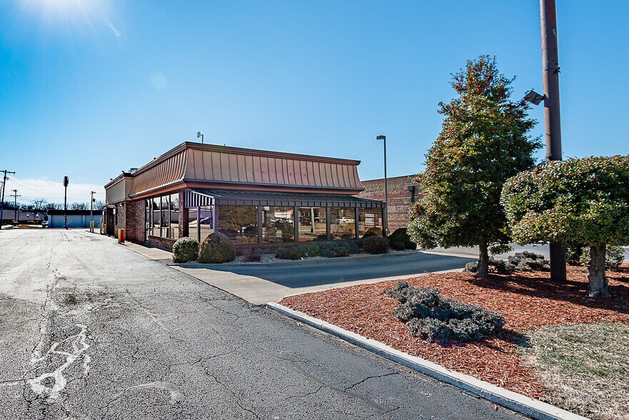 More Photos Of 1272 E Battlefield St, Springfield Restaurant For Lease