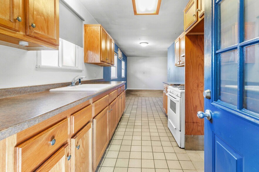 More Photos Of 2114 W Magnolia Blvd, Burbank Storefront For Sale