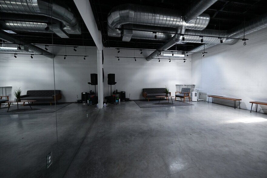 More Photos Of 1919 N Main St, Houston Storefront Retail Office For Lease