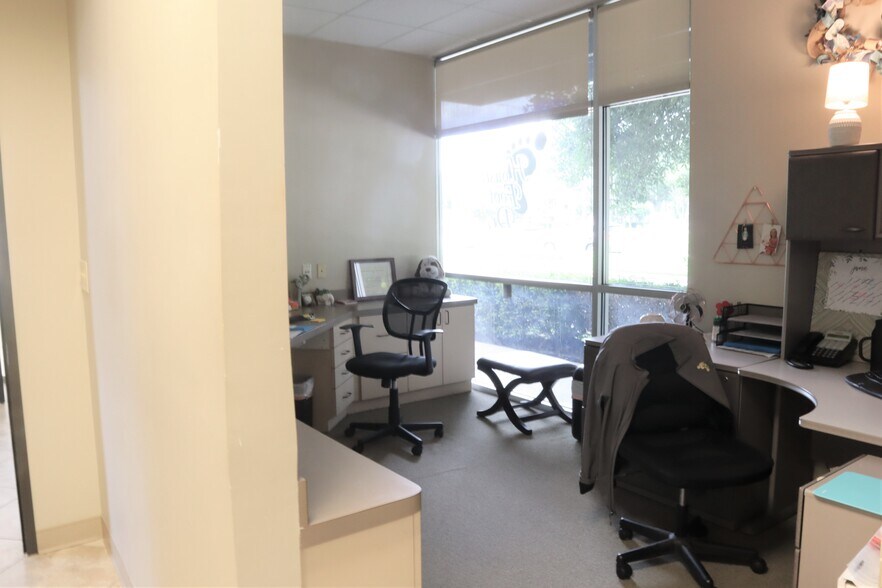 More Photos Of 9405 Huffmeister Rd, Houston Storefront Retail Office For Lease