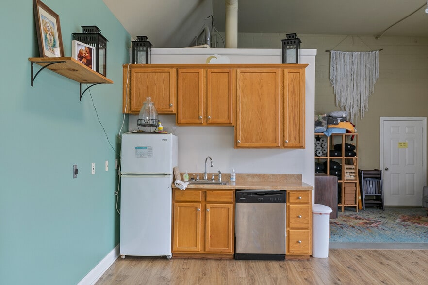 More Photos Of 1726 Altamont Ave, Richmond Warehouse For Lease