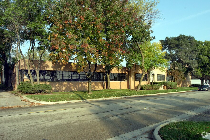 More Photos Of 325 N 4th St, Libertyville Industrial For Sale
